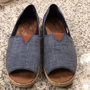 Women’s TOMS canvas open toed flats